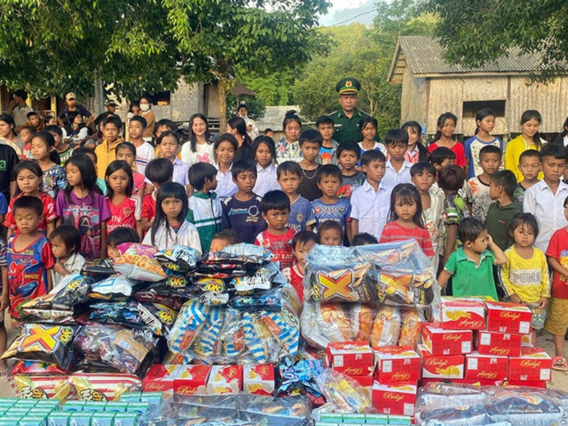 Hình ảnh một người lớn đang hướng dẫn một trẻ nhỏ sử dụng máy tính, biểu trưng cho việc bảo vệ trẻ vị thành niên khỏi nội dung không phù hợp.