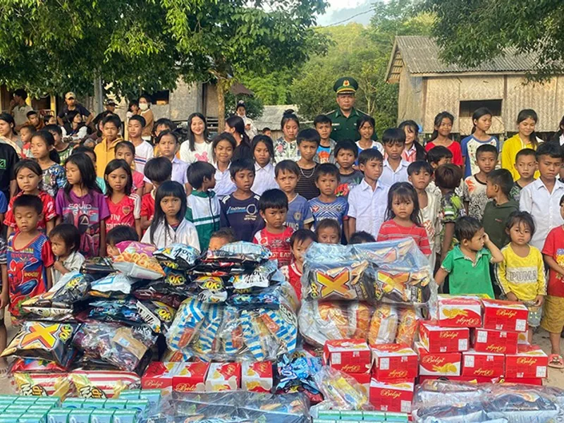 Hình ảnh một người lớn đang hướng dẫn một trẻ nhỏ sử dụng máy tính, biểu trưng cho việc bảo vệ trẻ vị thành niên khỏi nội dung không phù hợp.