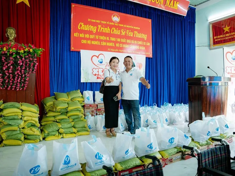 Hình ảnh một nhóm người đang hỗ trợ lẫn nhau, tượng trưng cho các nguồn lực giúp đỡ cho người gặp vấn đề cờ bạc.