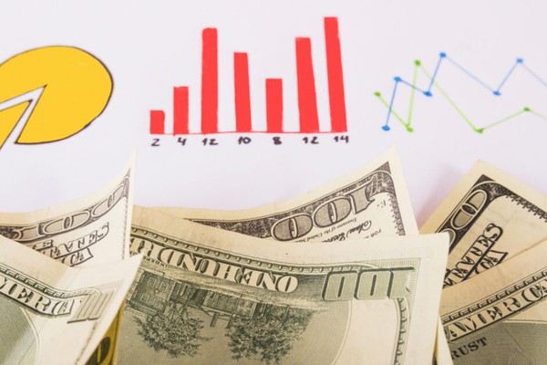 Hình ảnh một người chơi mạt chược đang suy nghĩ chiến thuật, với các quân bài được sắp xếp hợp lý, tượng trưng cho kỹ năng quản lý bài trên Hay88.